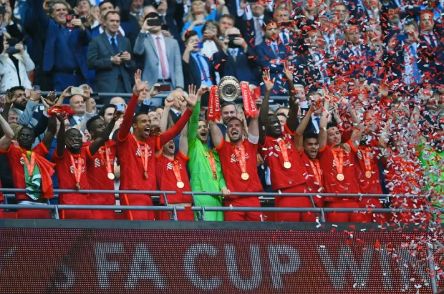 Cầu thủ Liverpool mừng chức vô địch FA Cup.