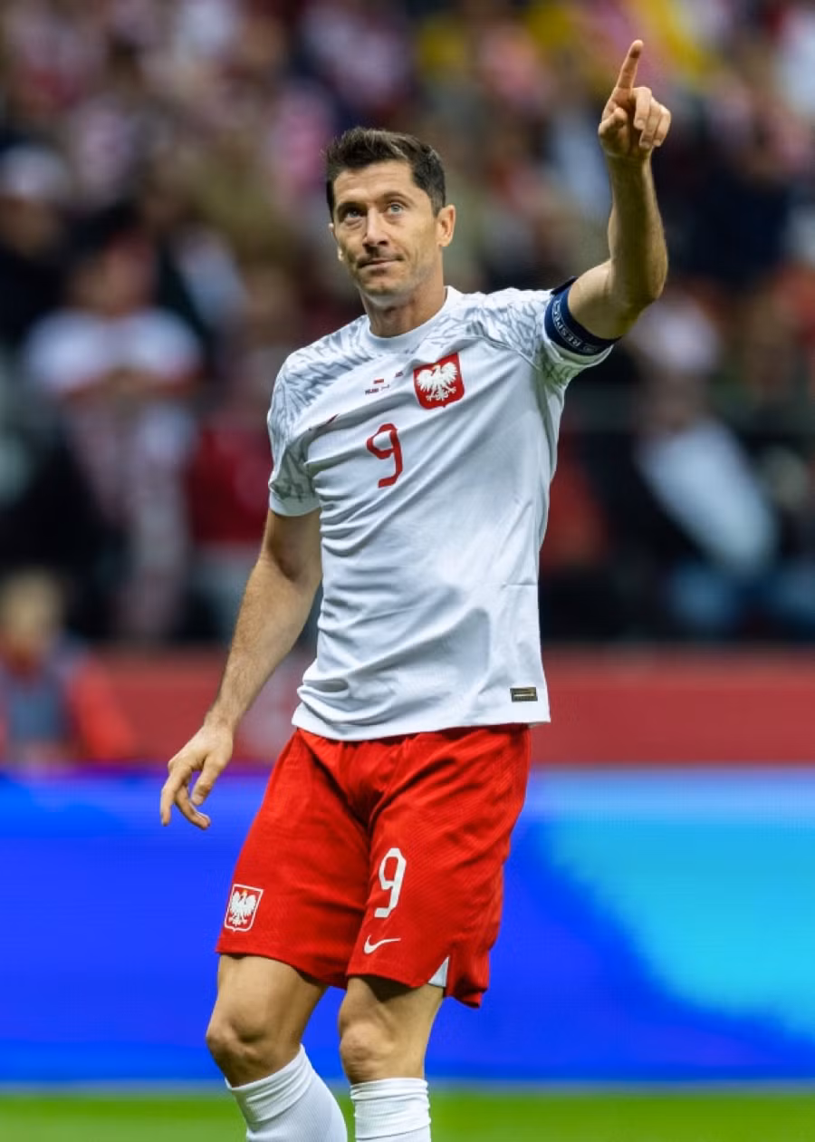 Ngôi sao Robert Lewandowski hiện đang khoác áo Barca, anh được hy vọng sẽ giúp Ba Lan gây bất ngờ tại World Cup 2022. Ngôi sao Robert Lewandowski hiện đang khoác áo Barca, anh được hy vọng sẽ giúp Ba Lan gây bất ngờ tại World Cup 2022.