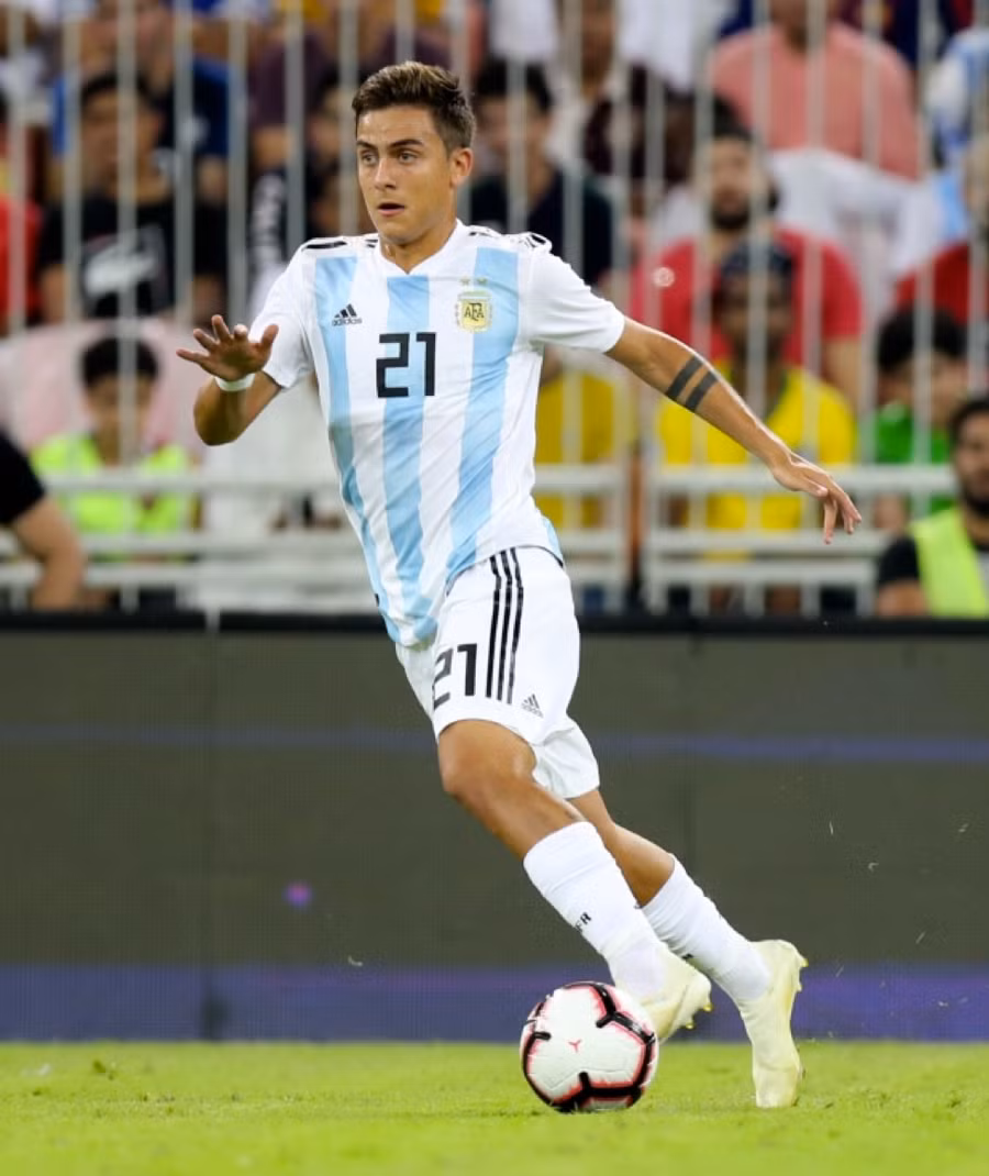 Người đẹp 26 tuổi hẹn hò với tiền đạo Paulo Dybala từ năm 2017. Dybala, 28 tuổi, hiện đang thuộc biên chế AS Roma. Người đẹp 26 tuổi hẹn hò với tiền đạo Paulo Dybala từ năm 2017. Dybala, 28 tuổi, hiện đang thuộc biên chế AS Roma.