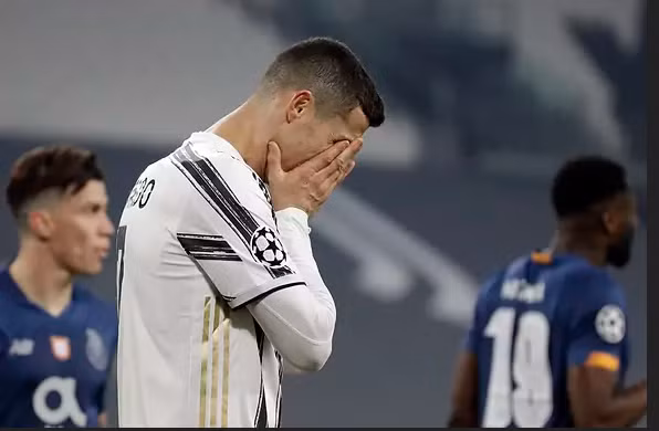 Ronaldo ôm mặt thất vọng sau khi bị loại khỏi Champions Leagye.