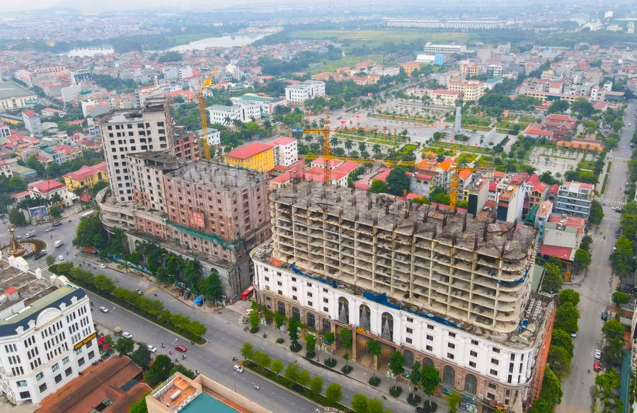 Dự án trung tâm thương mại Hồng Kông, khách sạn, căn hộ để bán và căn hộ cho thuê của Tập đoàn Hanaka sau nhiều năm triển khai vẫn có nhiều hạng mục bỏ hoang gây lãng phí. (Ảnh: VOV)