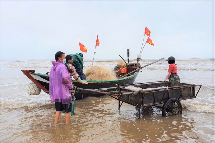 Khi đang vào bờ tránh bão, tàu cá chở 5 ngư dân hỏng máy, mất liên lạc trên biển Hà Tĩnh.