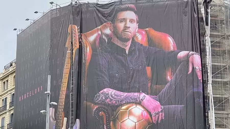 Hình ảnh Messi xuất hiện ở trung tâm Barcelona hôm 30/8.