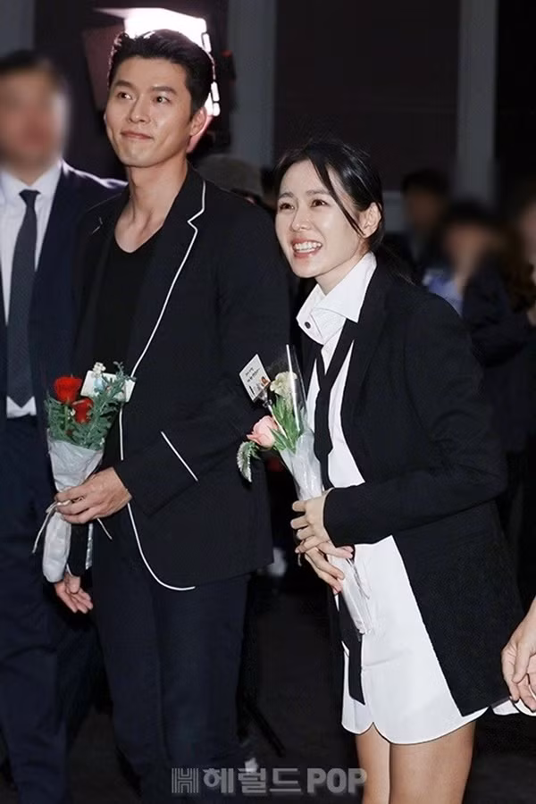 Những lần diện đồ đôi tình bể bình của Hyun Bin và Son Ye Jin ảnh 1