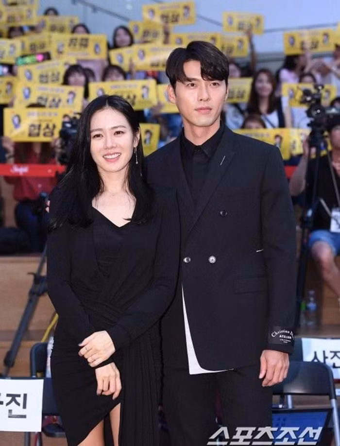 Những lần diện đồ đôi tình bể bình của Hyun Bin và Son Ye Jin ảnh 3