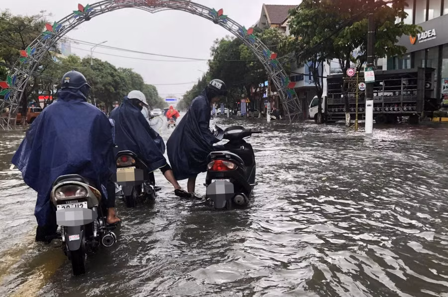 Cùng với quá trình đô thị hóa và biến đổi khí hậu, nhiều năm trở lại đây, cứ sau những đợt mưa lớn, các tuyến đường trung tâm ở TP Hà Tĩnh lại ngập chìm trong nước (Ảnh ghi nhận tại tuyến đường Phan Đình Phùng, TP Hà Tĩnh sau một trận mưa lớn).