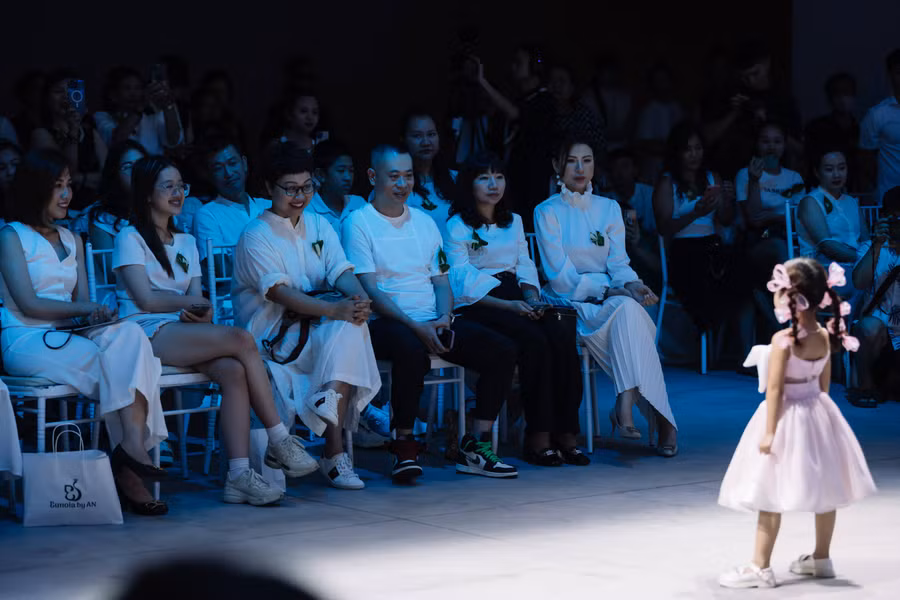 Sự hồn nhiên, trong trẻo của mẫu nhí khi trình diễn tại An show’23. Ảnh: BTC. Sự hồn nhiên, trong trẻo của mẫu nhí khi trình diễn tại An show’23. Ảnh: BTC.