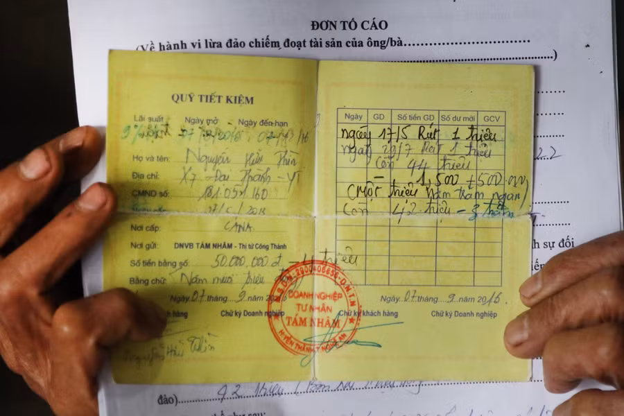 Sổ tiết kiệm của doanh nghiệp Tám Nhâm trao cho người dân sau khi họ gửi tiền. Ảnh: Phạm Tâm