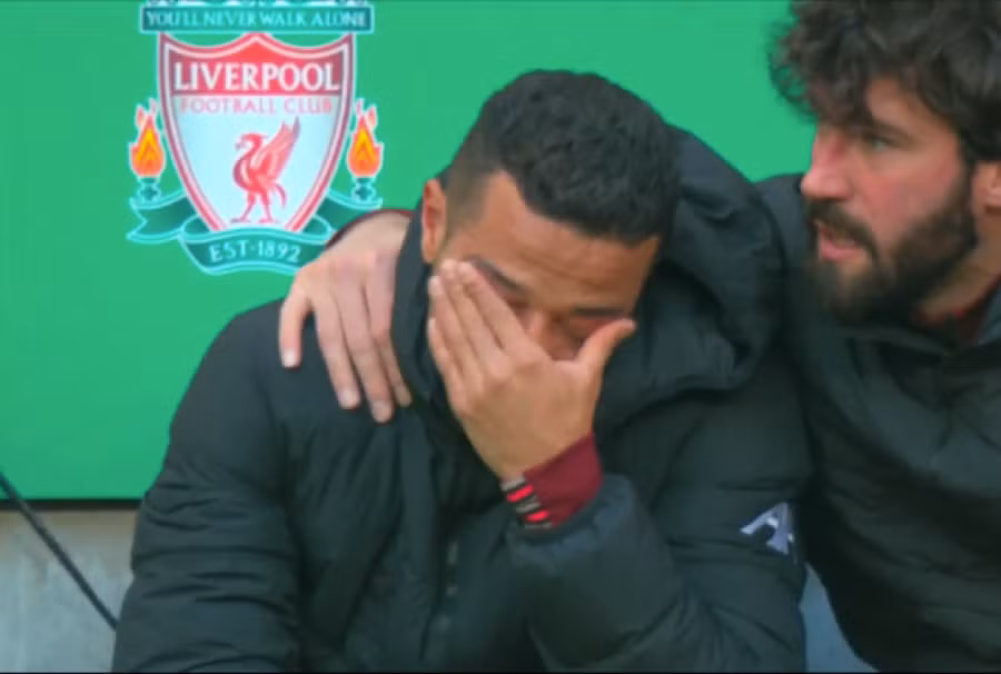 Thủ môn Alisson an ủi đồng đội Thiago đang khóc không ngừng trên băng dự bị.