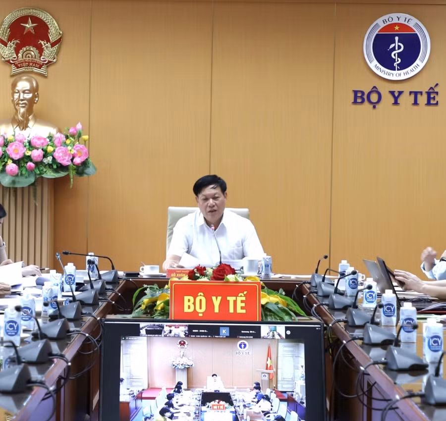 Thứ trưởng Bộ Y tế Đỗ Xuân Tuyên. Thứ trưởng Bộ Y tế Đỗ Xuân Tuyên.