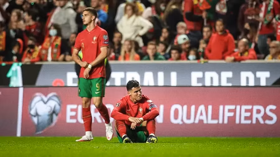 Ronaldo thất thần khi Bồ Đào Nha vuột vé đến Qatar.