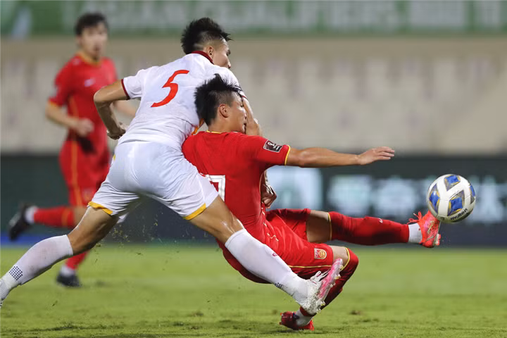 Thanh Bình không kèm được Wu Lei khiến Việt Nam thua Trung Quốc phút cuối.