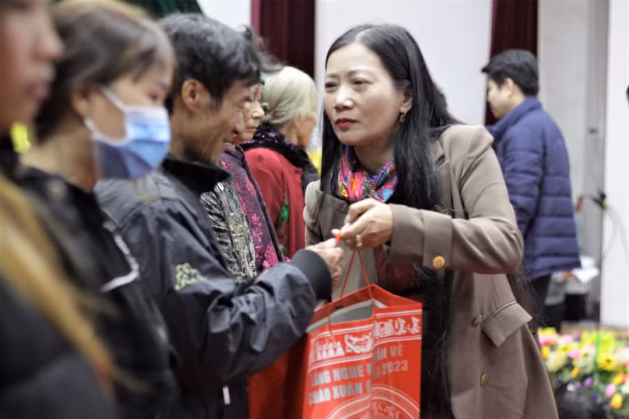 Bà Phan Hoàng Yến - Phó chủ tịch UBND huyện Vũ Quang trao quà, động viên các hộ dân có hoàn cảnh đặc biệt khó khăn tại địa phương.