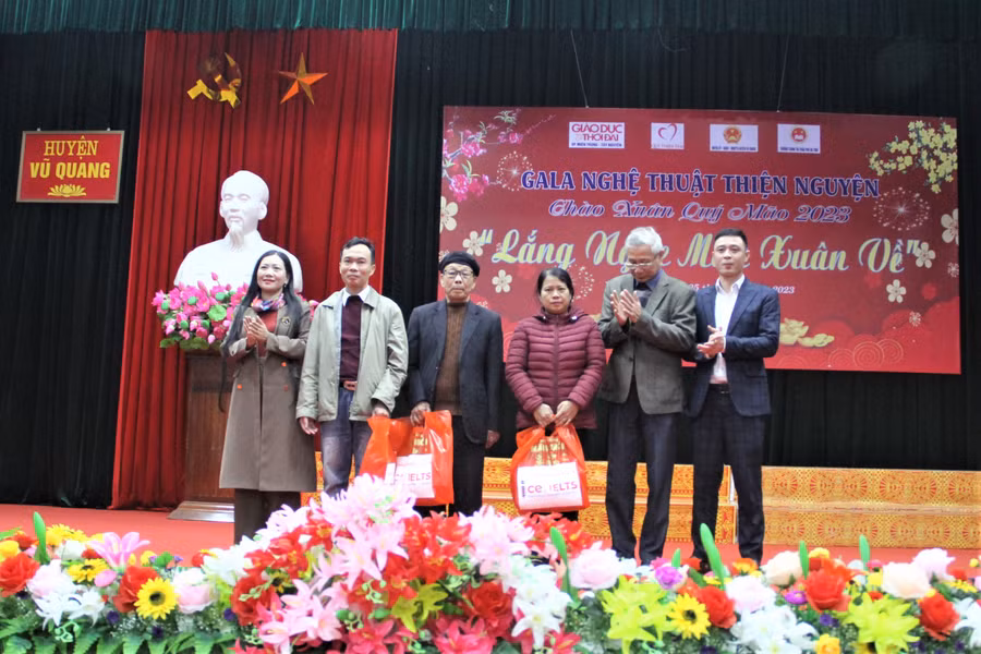Đại diện nhà tài trợ cùng đại biểu trao quà đến giáo viên có hoàn cảnh đặc biệt khó khăn đang công tác tại huyện Vũ Quang.