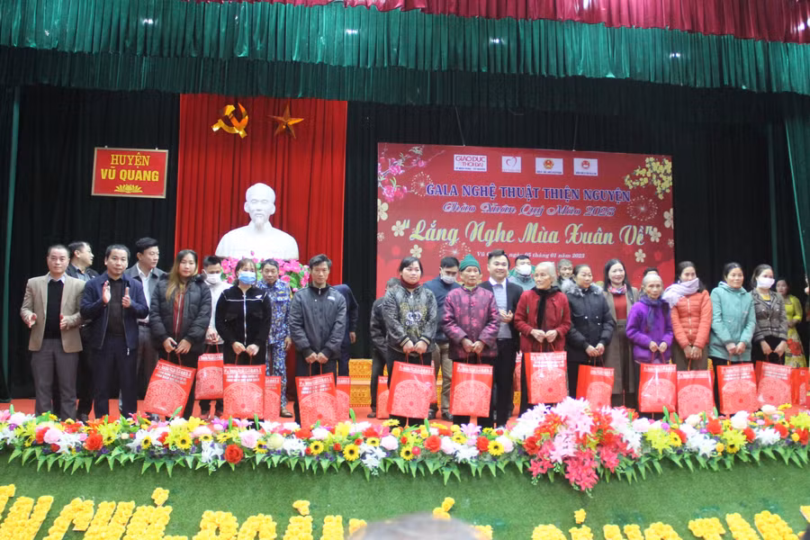 Hàng trăm suất quà dành cho người dân Vũ Quang là tình cảm hết sức ấm áp khi năm mới Quý Mão đang tới gần.