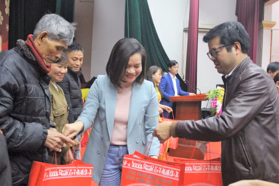Đại diện Báo GD&amp;TĐ cùng nhà hảo tâm trao quà cho các hộ có hoàn cảnh đặc biệt khó khăn.