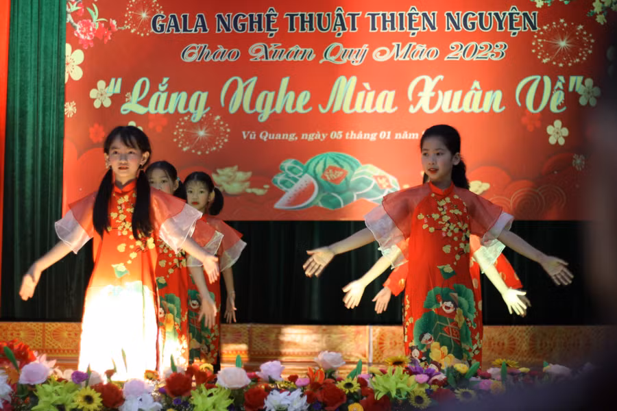 Một tiết mục văn nghệ do các em học sinh huyện Vũ Quang biểu diễn tại chương trình.