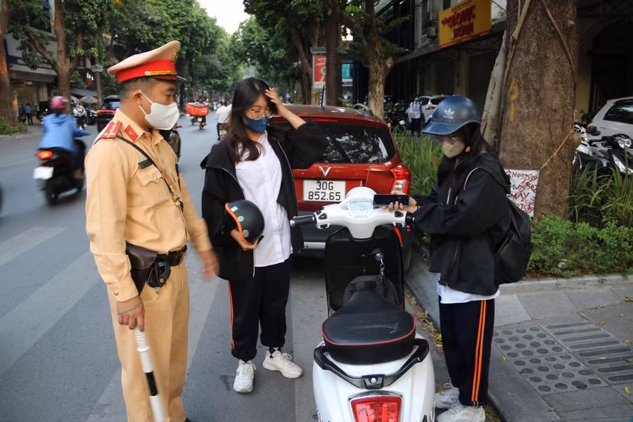 Nhiều học sinh tham gia giao thông chưa đội mũ bảo hiểm. Nhiều học sinh tham gia giao thông chưa đội mũ bảo hiểm.