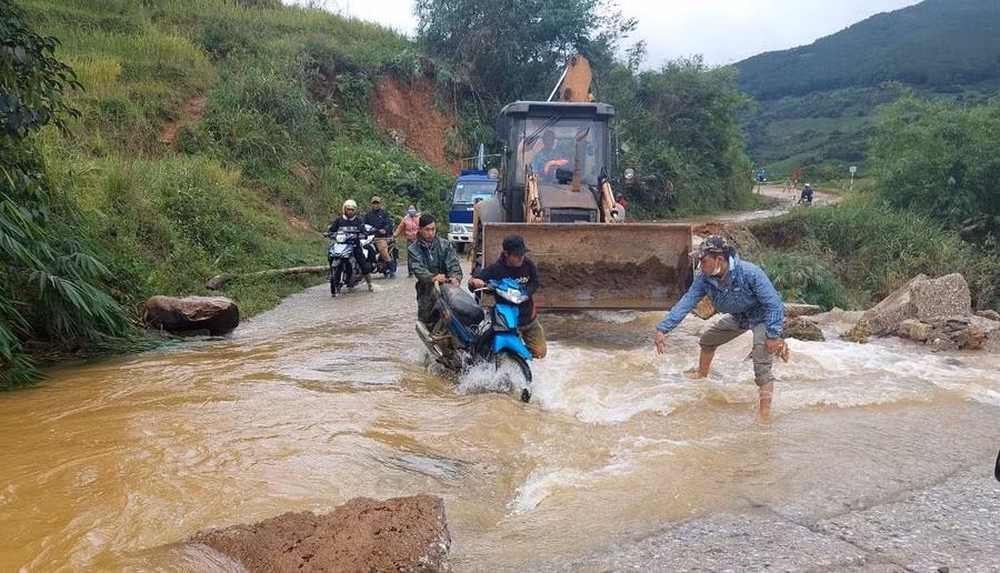 Trong thời gian xảy ra mưa bão, chính quyền huyện Tu Mơ Rông hỗ trợ người dân di chuyển qua khu vực tỉnh lộ 672 (xã Măng Ri).
