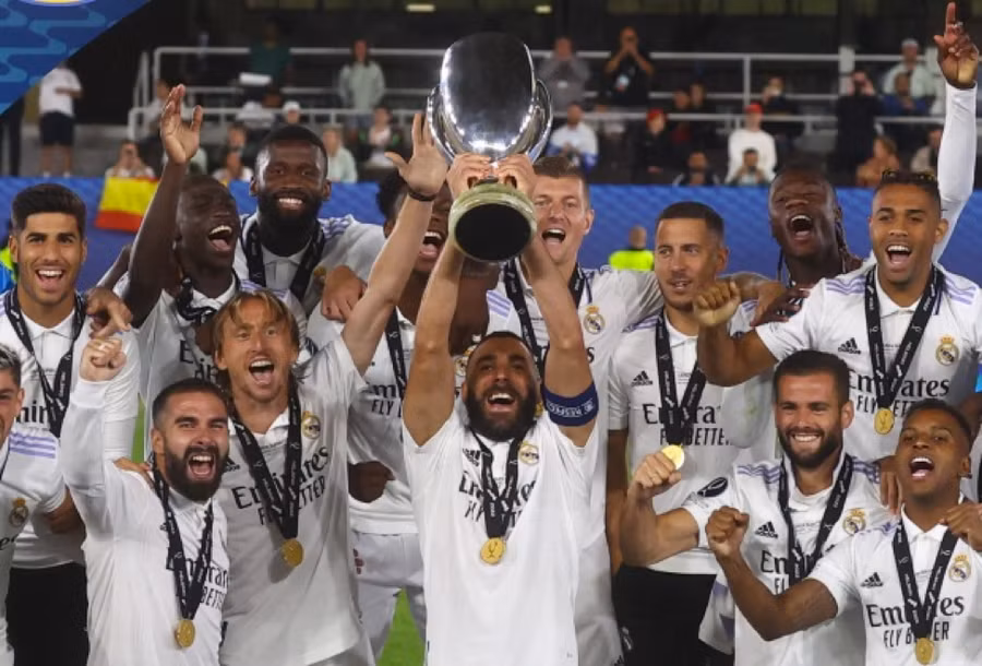 Benzema trở thành cầu thủ ghi nhiều bàn thắng thứ hai mọi thời đại của Real Madrid.