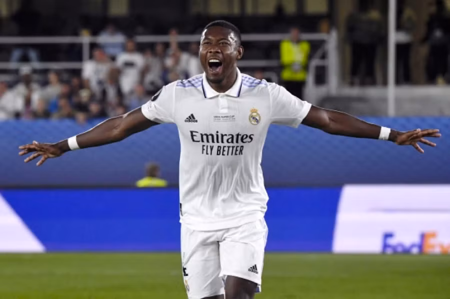 David Alaba mở tỷ số vào lưới Eintracht Frankfurt trong hiệp một.