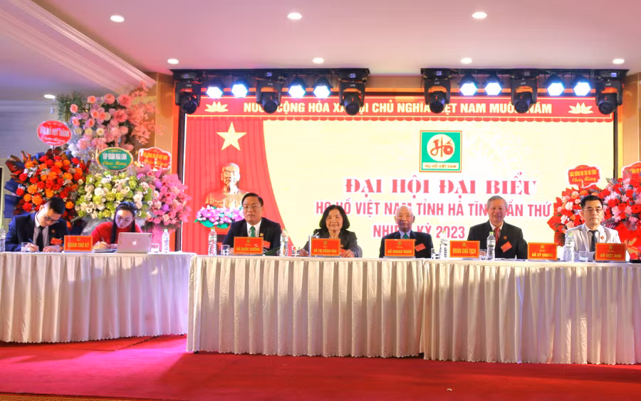 Đoàn Chủ tịch Hội đồng Họ Hồ ở Hà Tĩnh điều hành Đại hội.