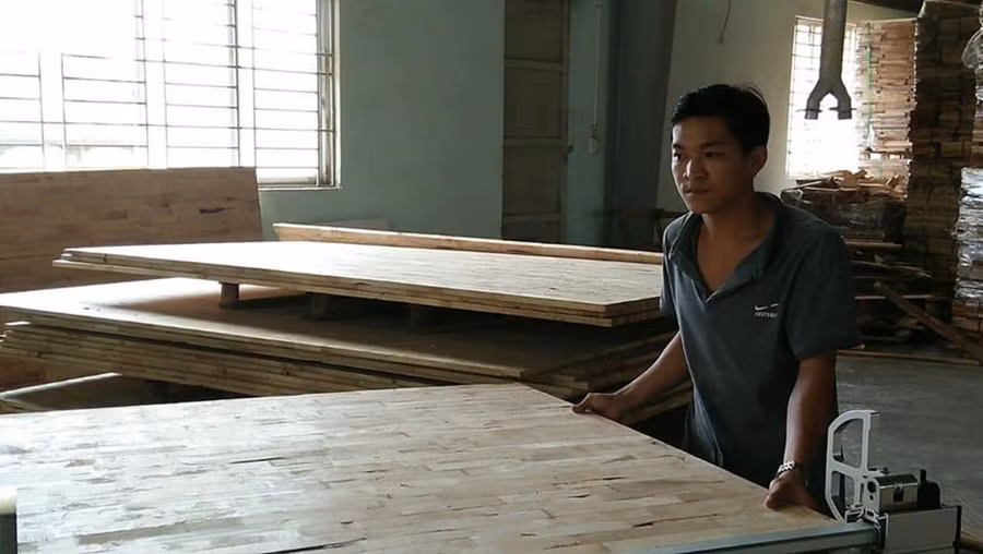 Thầy Trần Đức Tín giờ đây là công nhân một xưởng gỗ tư nhân tại Sài Gòn. Ảnh: NVCC Thầy Trần Đức Tín giờ đây là công nhân một xưởng gỗ tư nhân tại Sài Gòn. Ảnh: NVCC