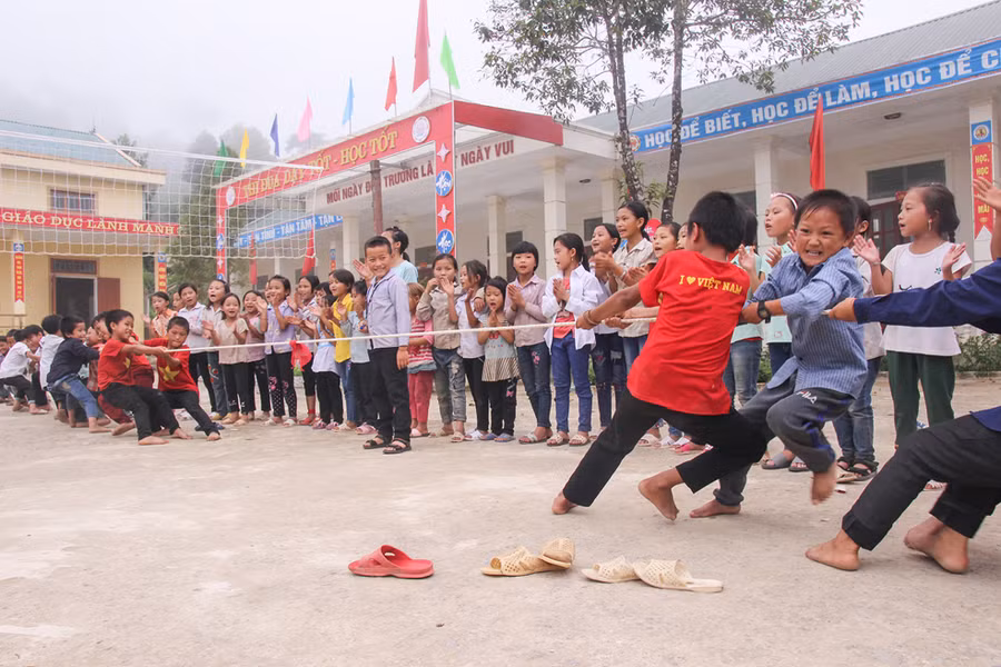 Ở bán trú, học sinh được chơi trò chơi dân gian, đọc sách