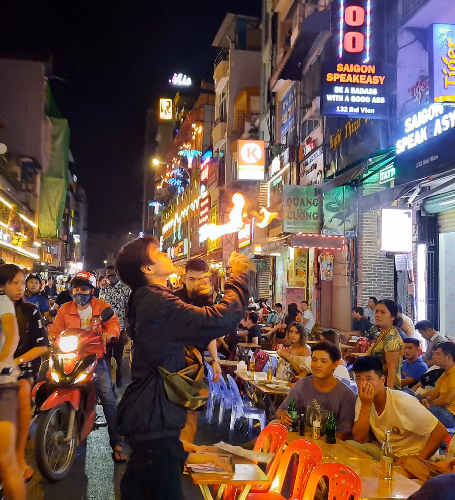 Màn biểu diễn phun lửa ở khu phố Tây - Bùi Viện, quận 1, TPHCM. Ảnh: T.G Màn biểu diễn phun lửa ở khu phố Tây - Bùi Viện, quận 1, TPHCM. Ảnh: T.G