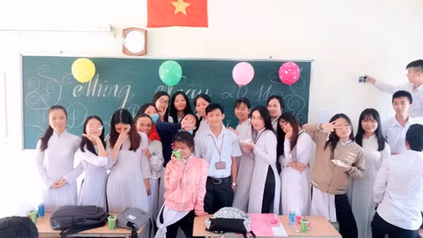 Thầy Trần Đức Tín và học trò Trường THPT Sông Đốc, huyện Trần Văn Thời, tỉnh Cà Mau trong ngày 20/11. Ảnh: NVCC