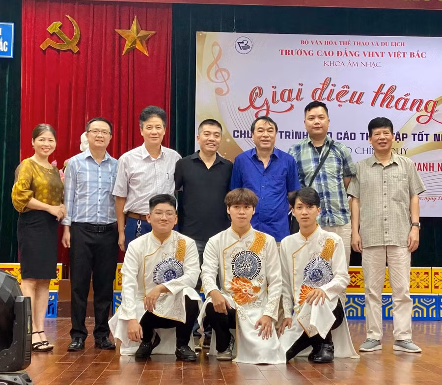NSƯT Hoàng Anh (hàng sau, thứ 2 từ phải sang) và các nghệ sĩ, học trò trong một chương trình báo cáo tốt nghiệp tại Trường Cao đẳng Văn hóa Nghệ thuật Việt Bắc. Ảnh: NVCC.