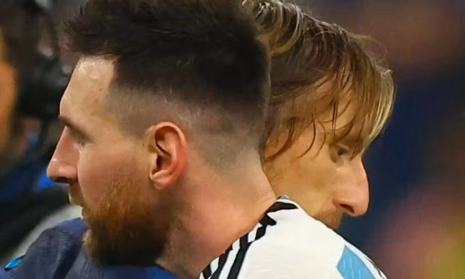 Modric ôm Messi và chúc mừng anh vô địch World Cup 2022 cùng Argentina.
