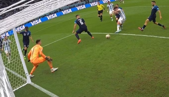 Messi kiến tạo để Alvarez hoàn tất cú đúp cho riêng mình và giúp Argentina hạ Croatia 3-0. Messi kiến tạo để Alvarez hoàn tất cú đúp cho riêng mình và giúp Argentina hạ Croatia 3-0.