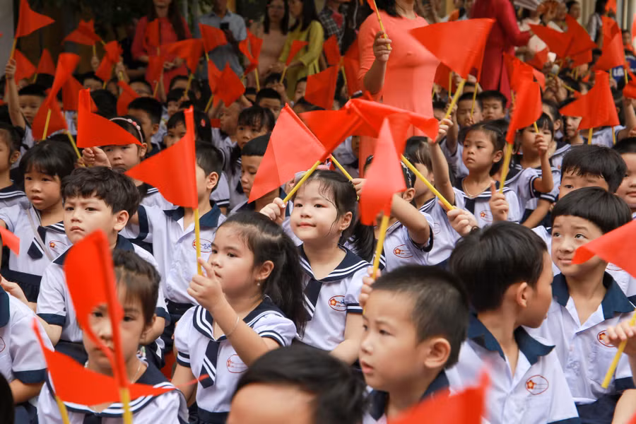 Các em học sinh cầm cờ tạo nên không khí sôi nổi trong ngày khai giảng. Các em học sinh cầm cờ tạo nên không khí sôi nổi trong ngày khai giảng.