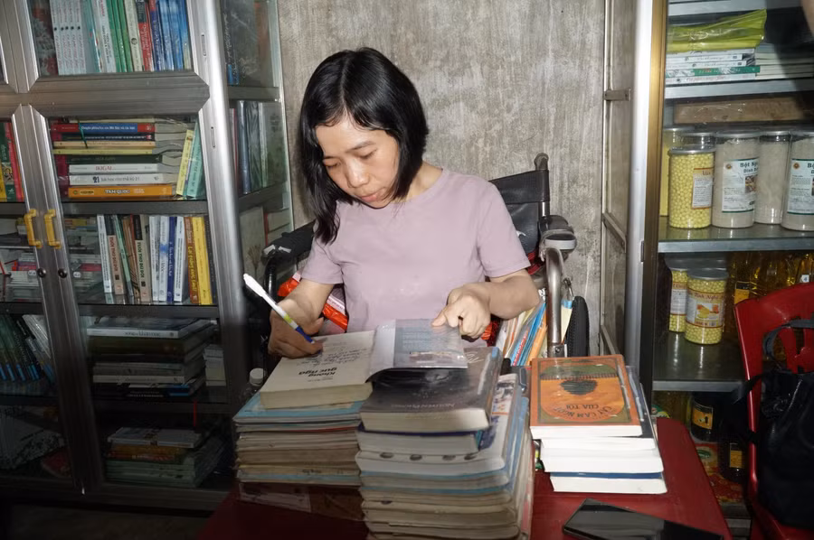 Số phận éo le cùng căn bệnh hiểm nghèo khiến cuộc sống của Nga đóng đinh trên xe lăn, nhưng cô gái vẫn không gục ngã.