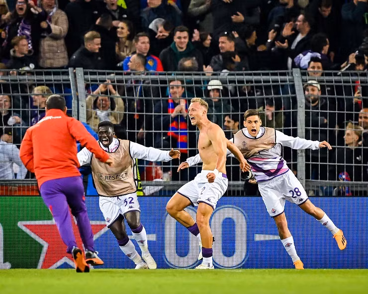Barak phấn khích cởi áo ăn mừng bàn thắng ở phút bù giờ 120+9, giúp Fiorentina vào chung kết Europa Conference League. Barak phấn khích cởi áo ăn mừng bàn thắng ở phút bù giờ 120+9, giúp Fiorentina vào chung kết Europa Conference League.