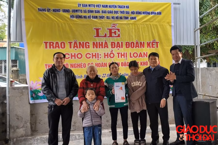 Đại diện báo GD&amp;TĐ, Hội đồng hương Đỉnh Bàn, Ban liên lạc họ Hồ cùng các nhà hảo tâm trao quà cho gia đình chị Loan.