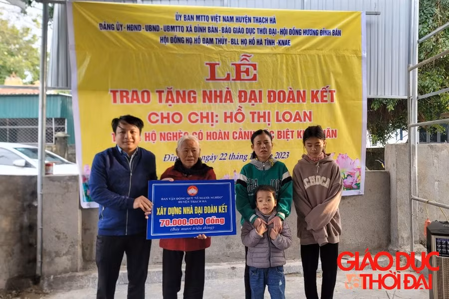 Ban vận động Quỹ "Vì người nghèo" của Ủy ban MTTQ Việt Nam huyện Thạch Hà trao tặng số tiền 70 triệu đồng.
