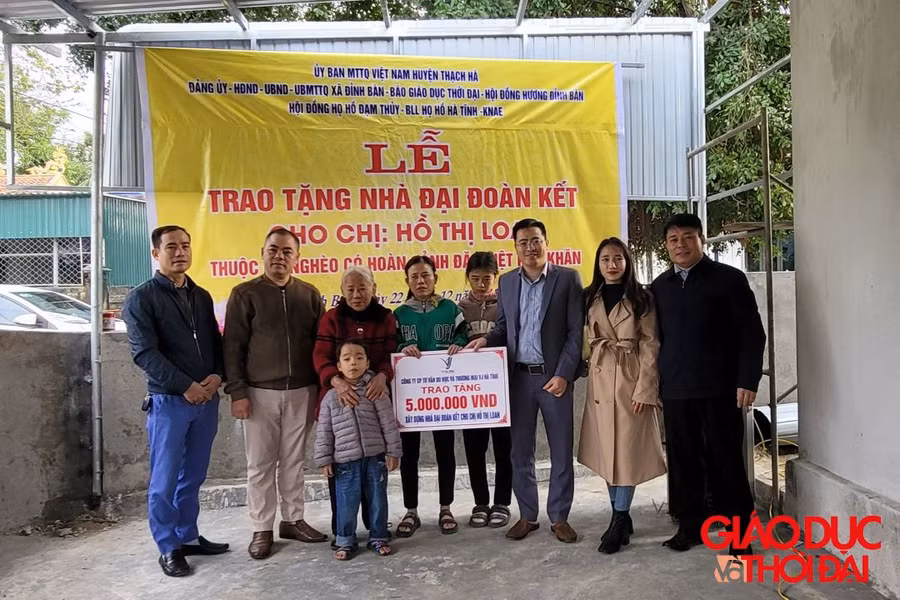 Đại diện Công ty CP tư vấn du học và thương mại Hà Tĩnh trao tiền hỗ trợ gia đình chị Loan.