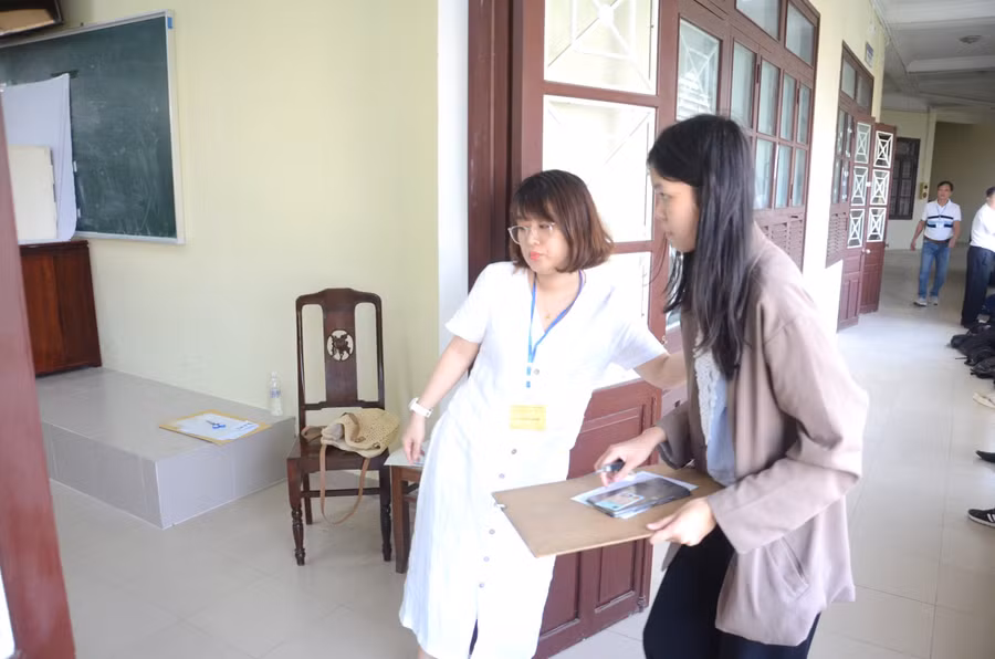 Thí sinh làm thủ tục vào phòng thi. Thí sinh làm thủ tục vào phòng thi.