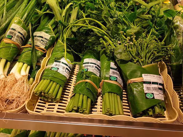 Thực phẩm được gói trong lá chuối tại một siêu thị ở Thái Lan.