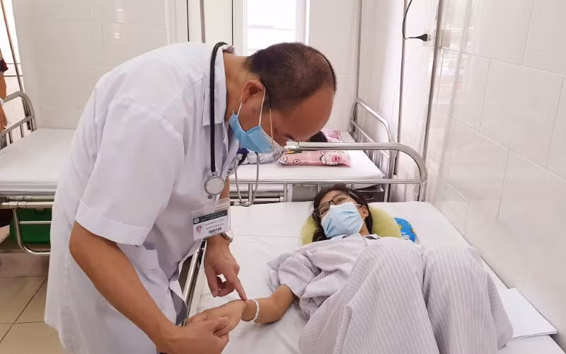 Người dân cần đi khám ngay khi có triệu chứng sốt xuất huyết. 