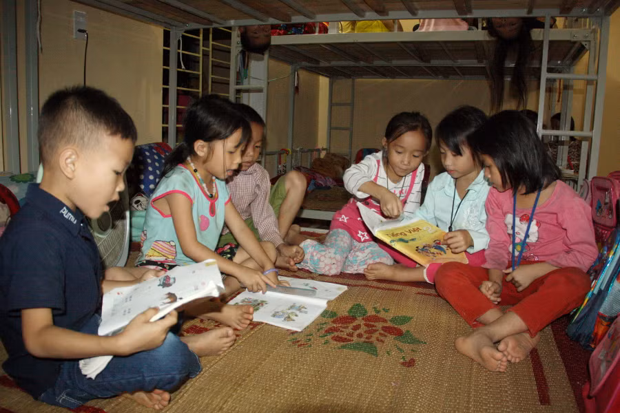 Trước khi kết thúc một ngày đầy vui tươi, trước khi đi ngủ trẻ tự học buổi tối trong khu nhà ở bán trú 1 tiếng từ 20 giờ đến 21 giờ