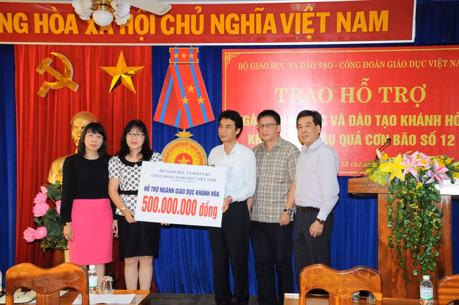 Đoàn công tác trao số tiền hỗ trợ đến Sở GD&DT Khánh Hoà