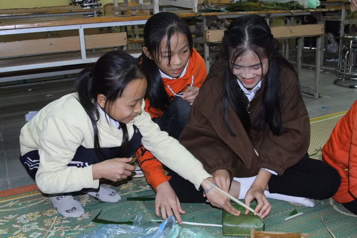 Các nhóm lớp khác cũng nô nức hòa theo không khí của hội gói bánh chưng xanh - Sao mà vui đến thế.