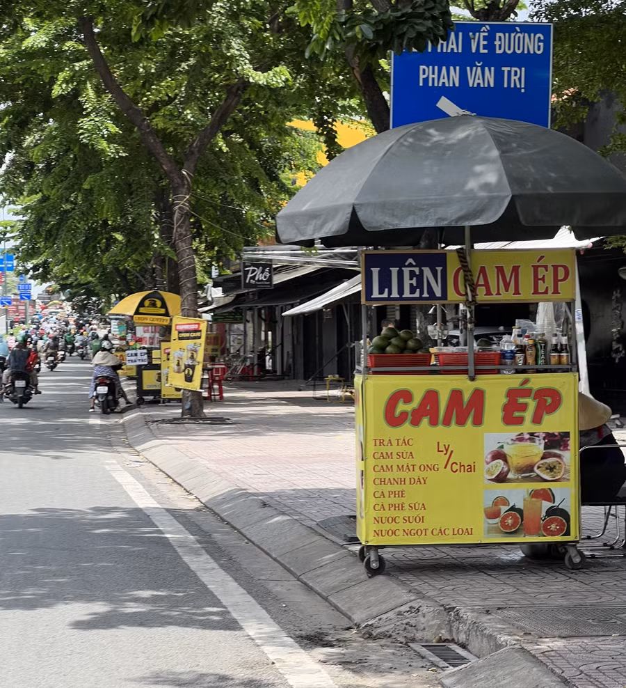 Sau làn sóng thất nghiệp của công nhân, vỉa hè TPHCM xuất hiện thêm nhiều quán nước. Sau làn sóng thất nghiệp của công nhân, vỉa hè TPHCM xuất hiện thêm nhiều quán nước.
