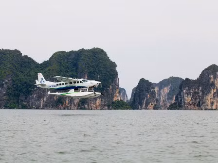 Thủy phi cơ bay trên vịnh Hạ Long