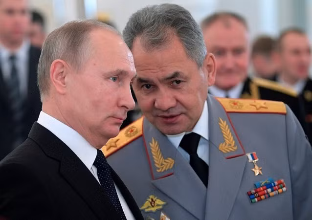 Tổng thống Nga Vladimir Putin (trái) và Bộ trưởng Quốc phòng Sergei Shoigu