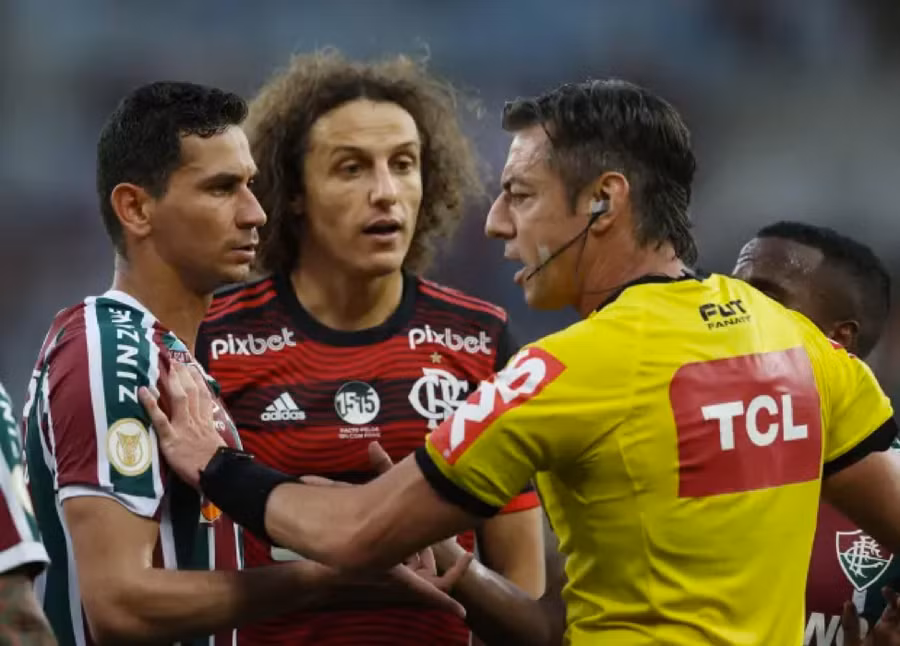 Trọng tài người Brazil đã đuổi 5 cầu thủ trong trận Flamengo vs Fluminense hồi tháng 9. Trọng tài người Brazil đã đuổi 5 cầu thủ trong trận Flamengo vs Fluminense hồi tháng 9.