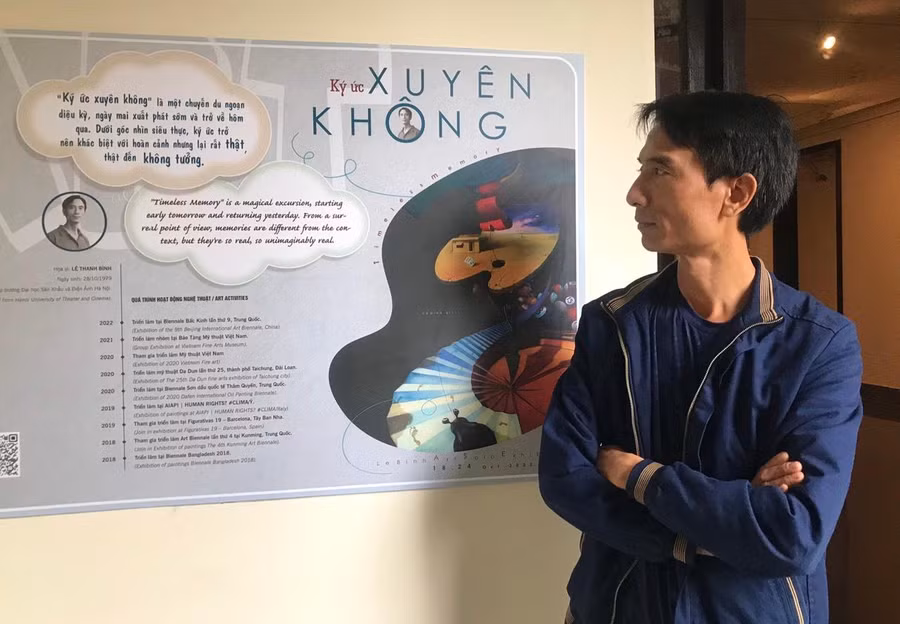Họa sĩ Lê Thanh Bình tại triển lãm cá nhân 'Ký ức xuyên không'. Ảnh: NVCC